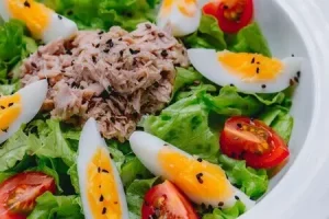 Салат «фитнес» с тунцом, огурцом и яйцом