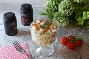 Салат с крабовыми палочками, сыром и помидорами