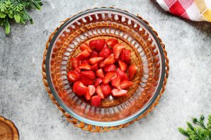 Пирог с клубникой, ревенем и посыпкой