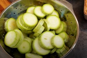 Едим с удовольствием всё лето и про мясо забыли: Кабачки в хрустящей шубе с шикарным соусом