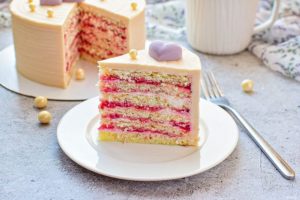 Торт молочная девочка с клубникой