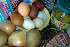 Рецепт: Салат “Слоеный с маринованными огурцами и шпротами” – С луково-морковной поджаркой