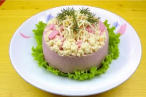 Классический “зимний” салат с варёной колбасой