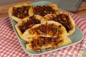 Картофельные мини-пиццы с шампиньонами и морковью