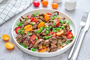 Теплый салат с печенью и грибами