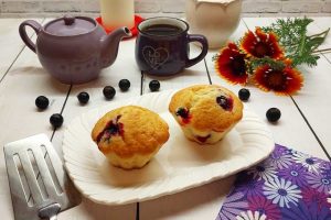 Классические маффины с черной смородиной