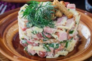 Салат с копченой курицей