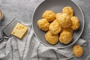 Сырные шарики с брокколи и кунжутом