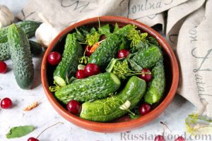 Малосольные огурцы с вишней (в пакете)