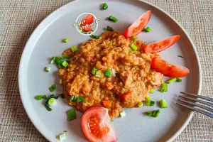 Красная чечевица с индейкой и помидорами