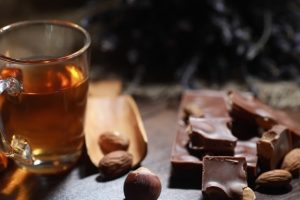 С чем все-таки полезно пить чай — конфетки и вафли в сторону
