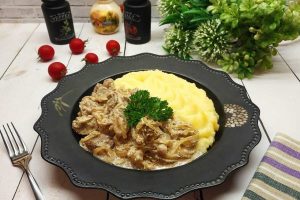 Куриная печень с луком в сметане