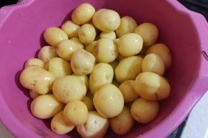 Рецепт: Жареный картофель молодой – На сковороде, с зеленью и специями!
