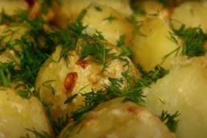Это что-то особенное: готовлю уже 3 дня и не надоедает. Вкусная молодая картошка в сливочном соусе