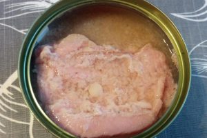 Рецепт: Салат с консервированным тунцом – с луком и яйцом