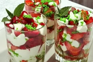 Десерт с клубникой и сметанным кремом