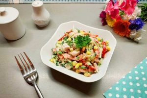 Салат с копченой курицей и овощами