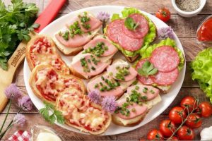 Бутерброды с колбасой и сыром