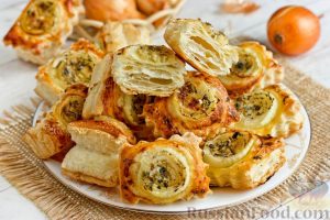Слойки с луком и пряными травами