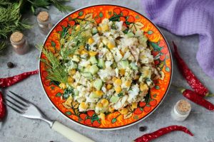 Салат с треской и кукурузой