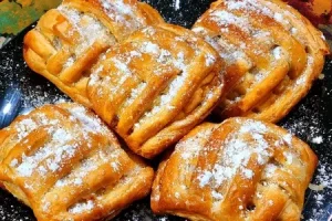 Слойки с яблоками