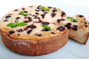 Творожный пирог со сметанной заливкой и вишней